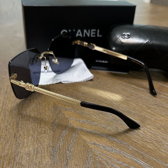 CHANEL Black Gold Sunglasses with Quilted Case - Picture 4 of 6